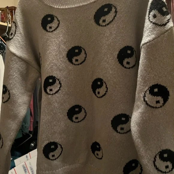 Sweater, grey with black decor! Size M - Picture 3 of 6